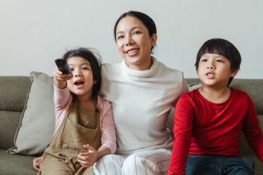 Séries famille streaming 2026 : 7 hits à regarder ensemble