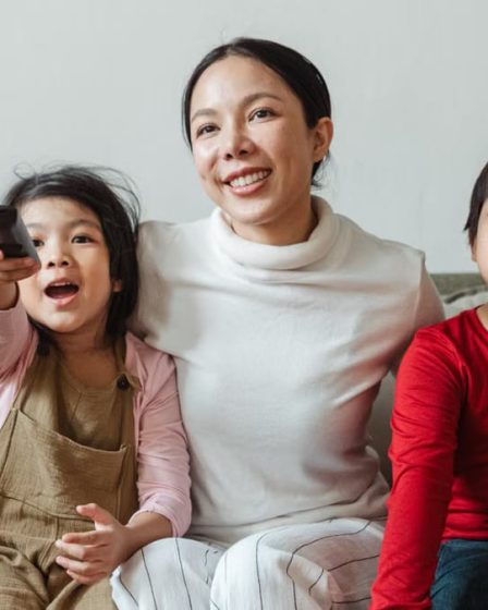 Séries famille streaming 2026 : 7 hits à regarder ensemble