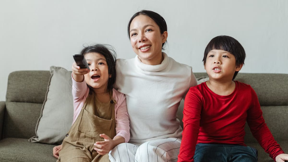 Séries famille streaming 2026 : 7 hits à regarder ensemble