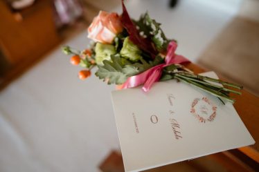 Des nuances d'automne pour les invités du mariage